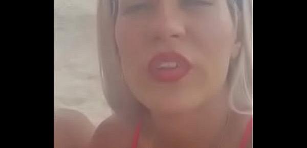  Luna Oliveira mostra a buceta e ganha uma bela chupada na praia